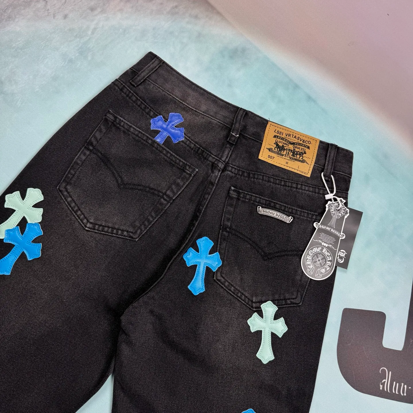 🅿️260 🔘Style No.-KL112 🔘Cro Heart𝐂𝐡𝐫𝐨𝐦𝐞 𝐇𝐞𝐚𝐫𝐭 CH City Limited Series Sanskrit Blue Cross Patch Leather Jeans* Black and Blue Color - "Los Angeles" Limited Edition Jeans Each pair of these jeans must be washed first, then disassembled. The sheepskin cross skins are carefully stitched and sewn by hand, and then re-joined into shape. It is difficult to describe the complex process. The pants are heavily washed and the details are hidden in ingenuity. From the shape to the upper body effect, they are almost perfect. It took a lot of time and energy to create it, but the finished product is stunning enough and worthy of its beauty. It has a straight upper body, showing neatness and ability, creating an outstanding aura. The styles are the same for both men and women, so they can be easily adapted to various styles and outfits, so you can buy them with your eyes closed without any surprises!  Size: S M L XL XXL (28.30.32.34.36) Color: Black